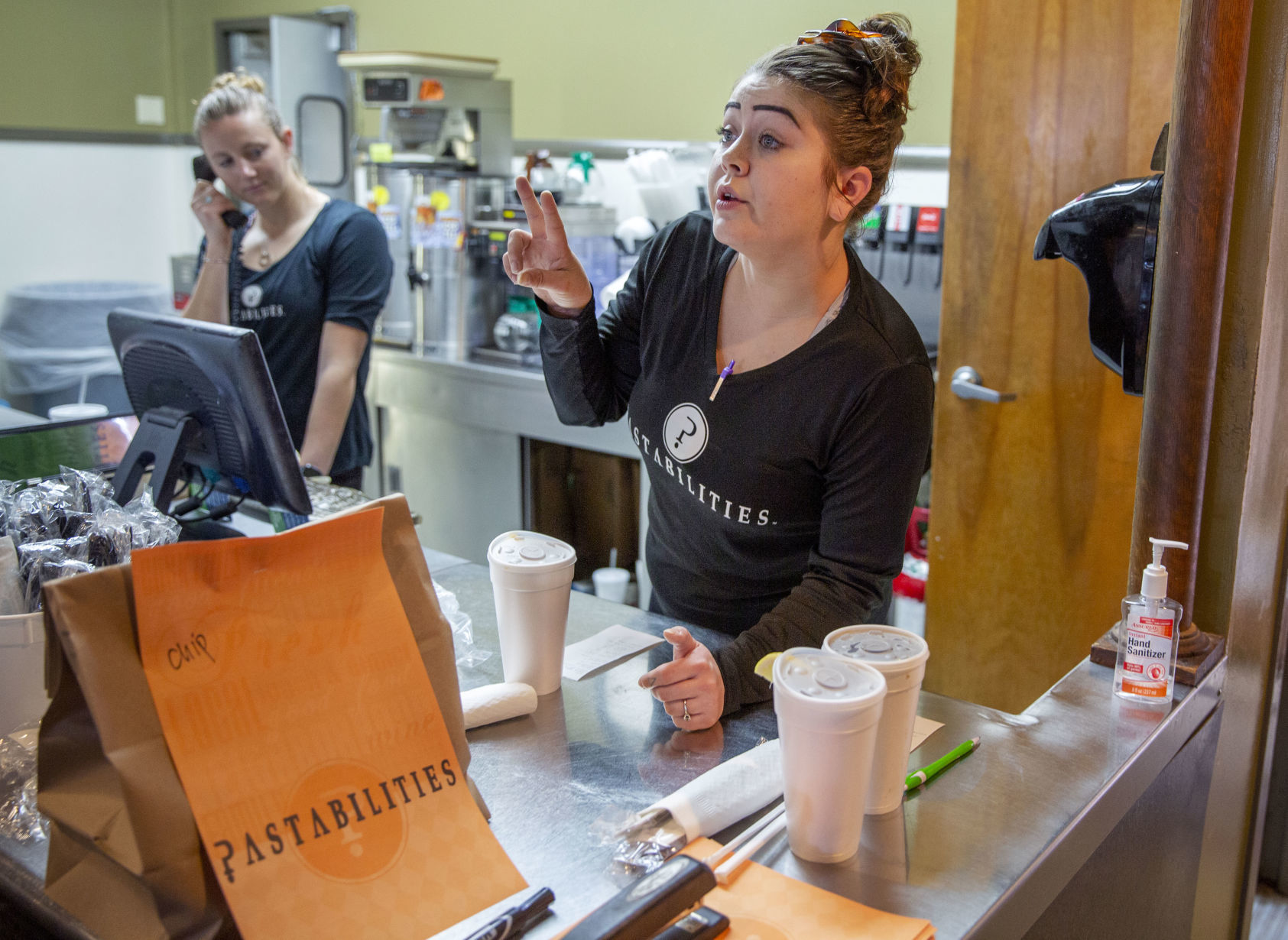 Restaurants turning to curbside food pickup